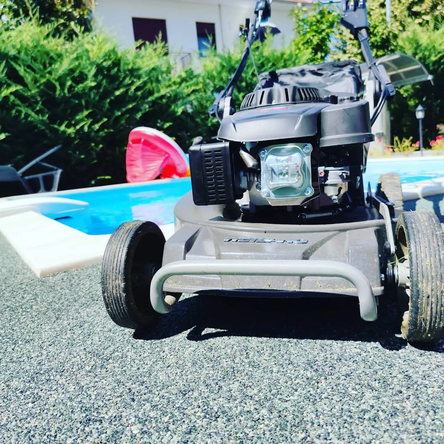 Ghiaia resinata carrabile bordo piscina con resistenza al passaggio tagliaerba robotico