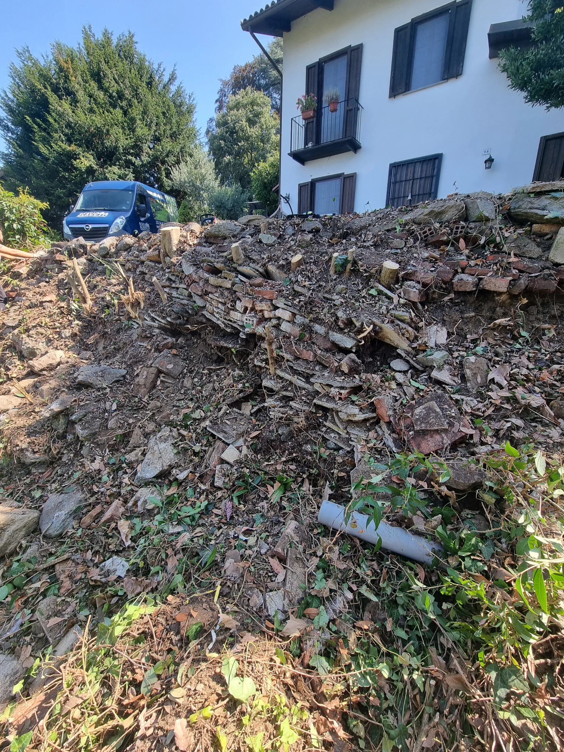 Scarpata di terra e macerie prima della costruzione del muro in gabbioni, collina di Torino