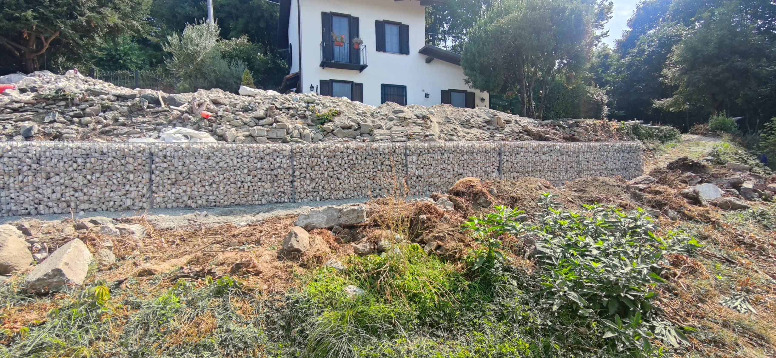 Basamento in gabbioni completo costruito davanti al vecchio muro in pietra a secco
