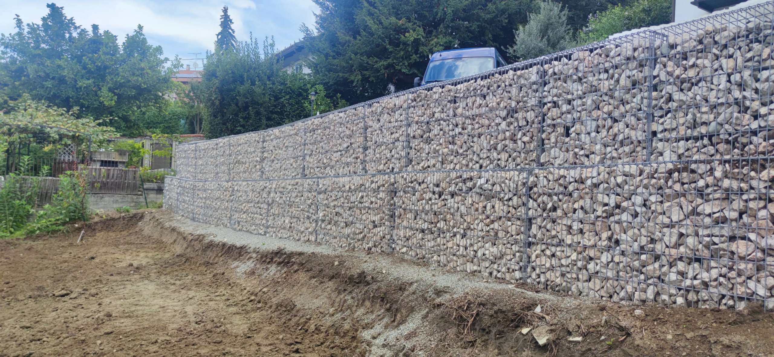 Muro in gabbioni finito lungo 17 metri a bordo del piazzale ampliato, collina di Torino